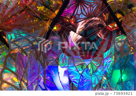 キラキラと七色の光彩を放つ背景素材 73693921