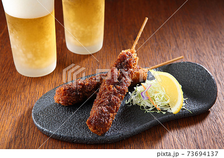 名古屋名物　味噌串カツとビール 73694137