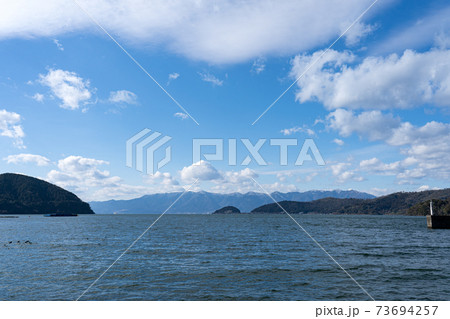 琵琶湖に浮かぶ沖島と雪景色の比良山系 73694257
