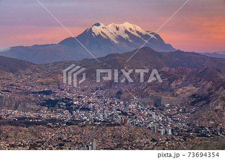 Panorama of the city of La Paz with mountain of Illimani on the background. Bolivia. 73694354