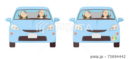 運転するおばあさんと同乗するおじいさん 73694442