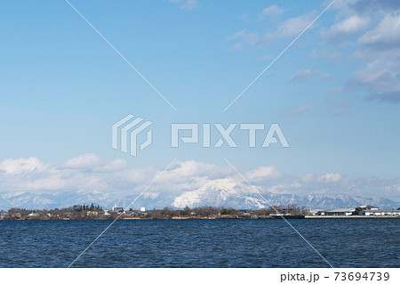 近江八幡市湖岸より望む雪の伊吹山 73694739