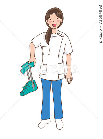 短下肢装具を持つ女性セラピスト 73694993