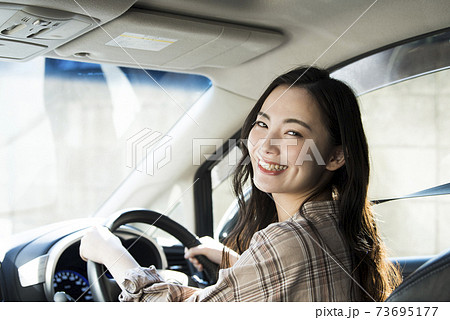 車を運転する若い女性 車を運転する若い女性 73695177