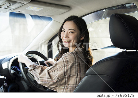 車を運転する若い女性 車を運転する若い女性 73695178