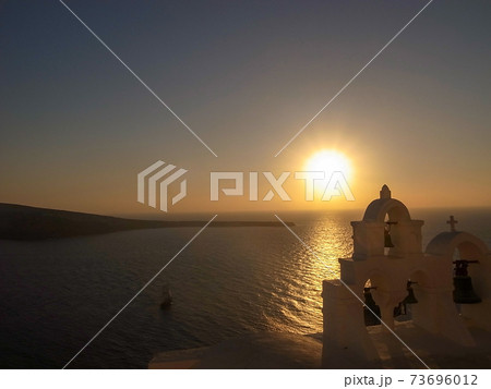 ギリシャ サントリーニ島イアの夕日の写真素材
