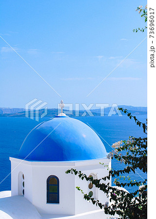 ギリシャ サントリーニ島の青いドームの写真素材