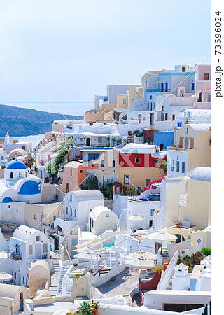 ギリシャ サントリーニ島イアの街並みの写真素材