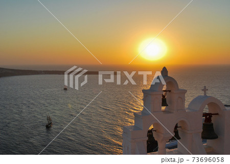 【ギリシャ】サントリーニ島イアの夕日 73696058