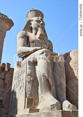 ルクソール神殿にあるラムセス2世の石像【エジプト・ルクソール】の 