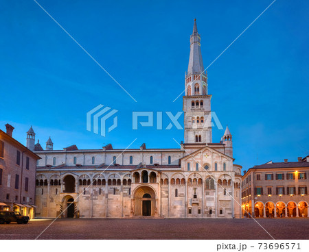 Cathedral with Ghirlandina tower in Modena, Italy Cathedral with Ghirlandina tower in Modena, Italy 73696571