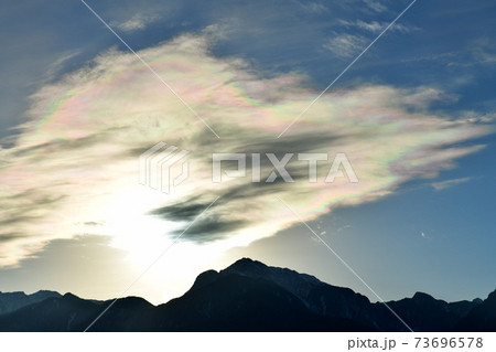 北杜市白州町、甲斐駒の上、日没間際の夕空に出現した彩雲（横位置） 73696578
