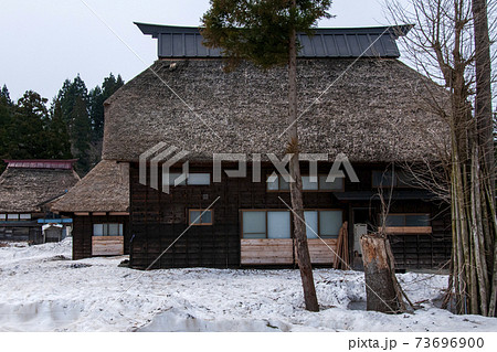 雪解け時期の荻野島の茅葺き屋根の集落 73696900