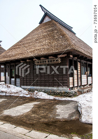 荻野島茅葺農家の軒先にかけられた田植定規 荻野島茅葺農家の軒先にかけられた田植定規 73697054