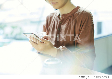 携帯を操作する女性 携帯を操作する女性 73697293