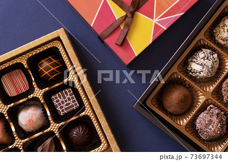 チョコレートギフト。チョコレート、バレンタイン、カカオ、スイーツなど。 チョコレートギフト。チョコレート、バレンタイン、カカオ、スイーツなど。 73697344