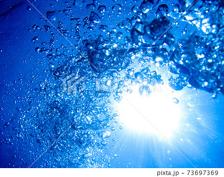 ダイビング　水中からの太陽 73697369
