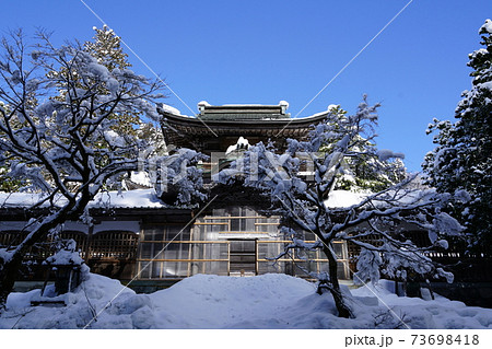 永平寺　雪の.祠堂殿　大雪の冬 73698418