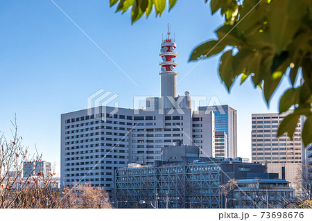 「東京都」警視庁庁舎と快晴の青空 73698676