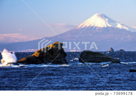 夕方の西伊豆雲見海岸から雪を被った富士山を望む 夕方の西伊豆雲見海岸から雪を被った富士山を望む 73699178