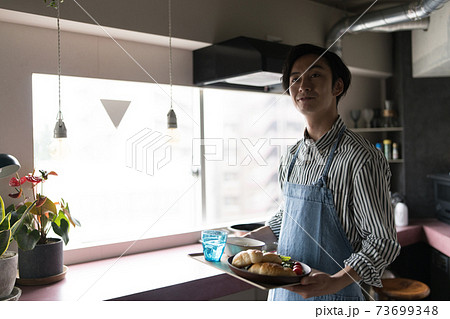 台所で朝食を作る男性 台所で朝食を作る男性 73699348