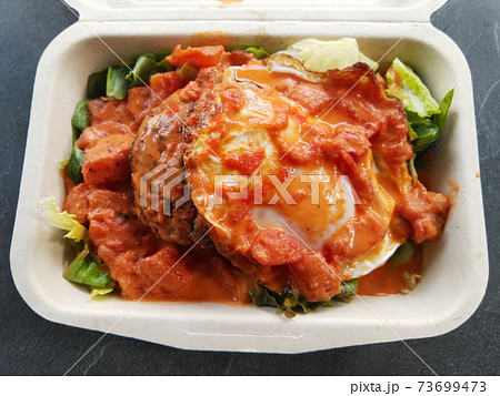 キッチンカーのロコモコ　キッチンカーのランチ　ランチ　テイクアウト　目玉焼き乗せ　ハンバーグ 73699473