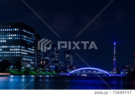 晴海から臨む永代橋と東京タワーの見える夜景 晴海から臨む永代橋と東京タワーの見える夜景 73699747