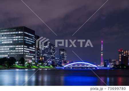 晴海から臨む永代橋と東京タワーの見える夜景 晴海から臨む永代橋と東京タワーの見える夜景 73699780