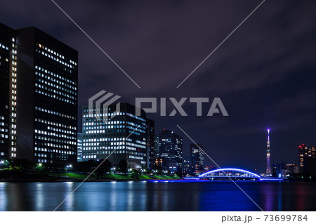 晴海から臨む永代橋と東京タワーの見える夜景 73699784