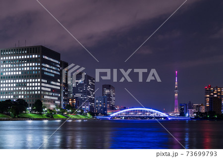 晴海から臨む永代橋と東京タワーの見える夜景 晴海から臨む永代橋と東京タワーの見える夜景 73699793