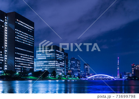 晴海から臨む永代橋と東京タワーの見える夜景 晴海から臨む永代橋と東京タワーの見える夜景 73699798