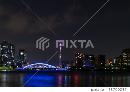 晴海から臨む永代橋と東京タワーの見える夜景 晴海から臨む永代橋と東京タワーの見える夜景 73700235