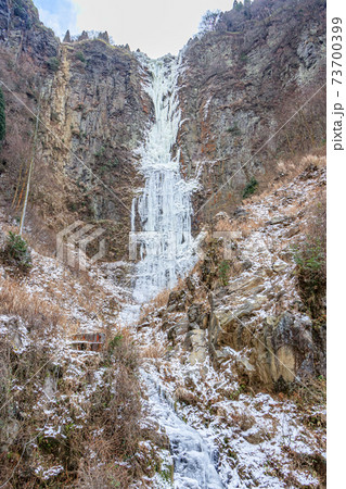 冬の古閑の滝（雌滝）　氷瀑　熊本県阿蘇市 73700399