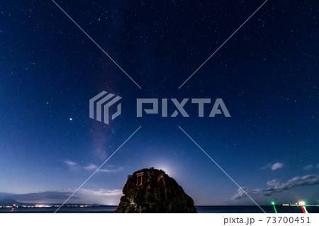 神話の国・出雲稲佐の浜の 美しい星空と弁天島 神話の国・出雲稲佐の浜の 美しい星空と弁天島 73700451