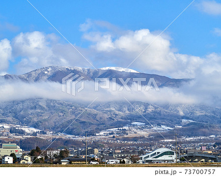 冬、松本市街の風景と、雪化粧した鉢伏山方面の景色 長野県松本市 73700757