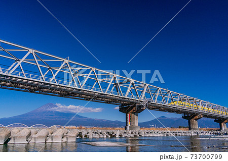 （静岡県）富士山を背に、富士川鉄橋を走る新幹線ドクターイエロー 73700799