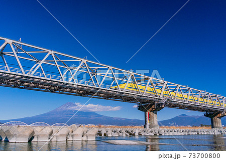 （静岡県）富士山を背に、富士川鉄橋を走る新幹線ドクターイエロー 73700800