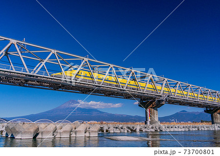 （静岡県）富士山を背に、富士川鉄橋を走る新幹線ドクターイエロー 73700801