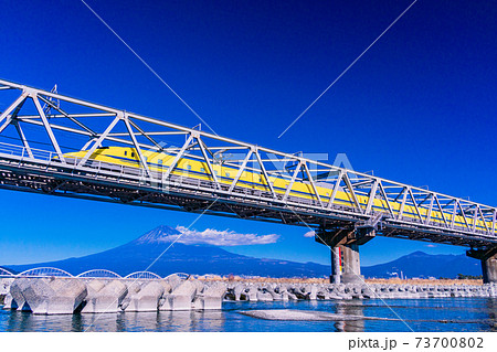 （静岡県）富士山を背に、富士川鉄橋を走る新幹線ドクターイエロー 73700802