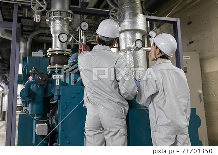 工場施設で働く作業員 教える教育OJT 工場施設で働く作業員 教える教育OJT 73701350