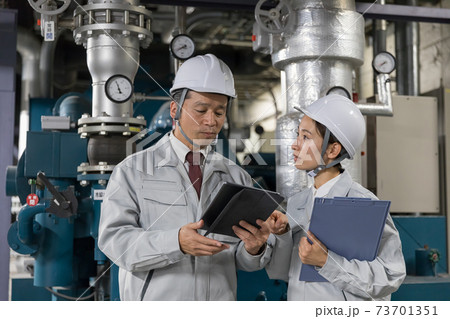 工場施設で働く作業員　教える教育OJT 73701351