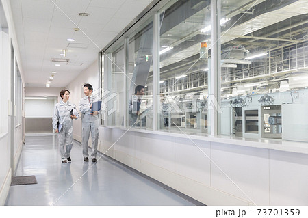 工場で働く人々　機密エリアイメージ 73701359