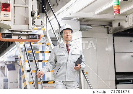 工場内を移動する男性 73701378