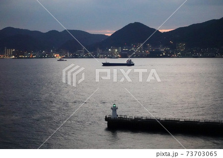 関門海峡　唐戸港付近の夜景 73703065