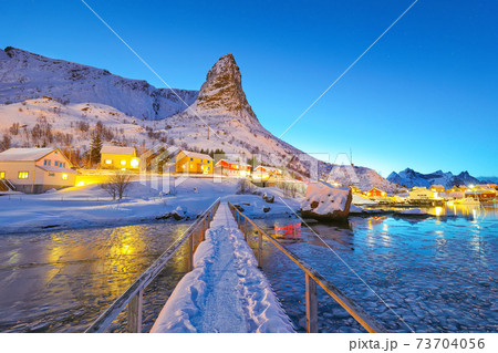 Amazing winter sunset view on Hammarskaftet Mountain Peak with footbridge above Gravdalbukta bay . Amazing winter sunset view on Hammarskaftet Mountain Peak with footbridge above Gravdalbukta bay . 73704056