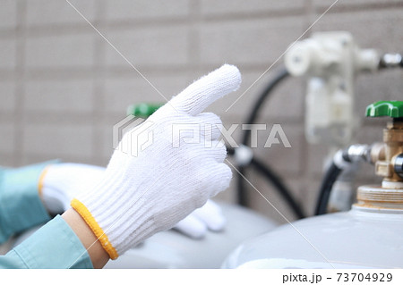 プロパンガスのボンベを点検する作業員 73704929