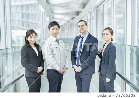 作業服姿とスーツ姿のビジネスチーム男女 73705208