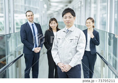 作業服姿とスーツ姿のビジネスチーム男女 73705211