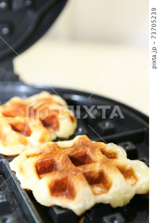 ワッフルメーカーでクロッフル作り(韓国発スイーツ) ワッフルメーカーでクロッフル作り(韓国発スイーツ) 73705239