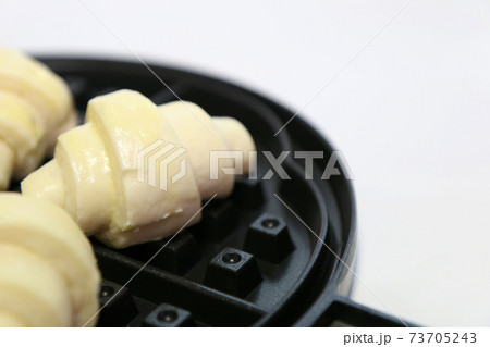 ワッフルメーカーでクロッフル作り（韓国発スイーツ） 73705243